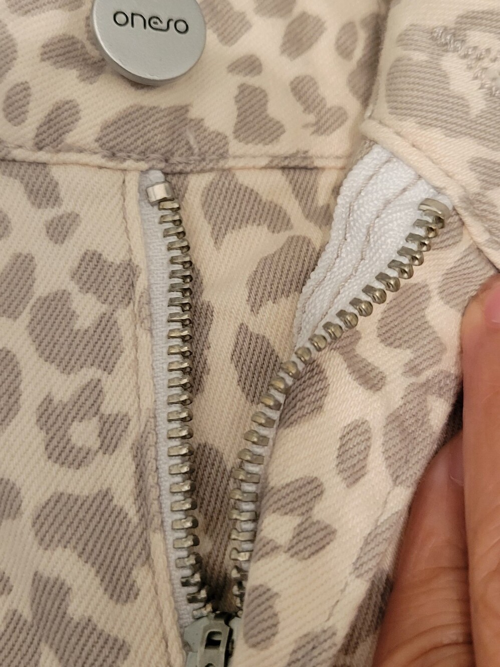 Oneso Leopard Print Wide Leg Jeans Size 26 Cream Gray Stretch Denim NWOT - Picture 6 of 9